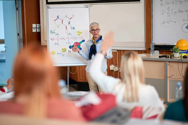 Női Professzor Válaszol Diák Kérdésre Egy Amphitheatrumban — Stock Fotó