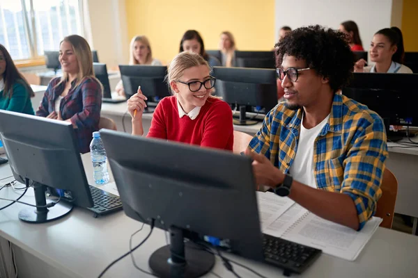 Étudiants Une Conférence Informatique Dans Salle Classe Informatique Université — Photo