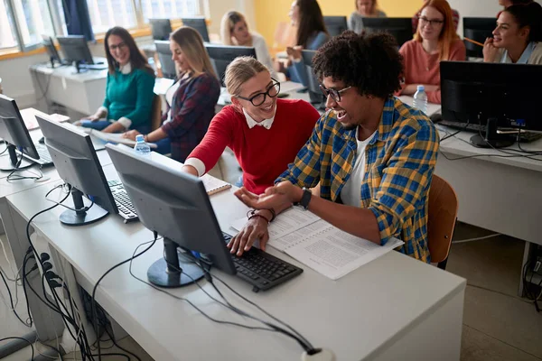 Studenci Bawiący Się Wykładzie Informatycznym Klasie Komputerów Uniwersyteckich — Zdjęcie stockowe