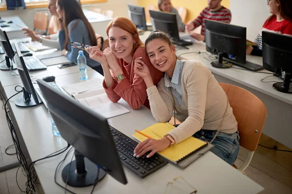 Uczniowie Uśmiechnięci Pozujący Wykładzie Informatycznym Klasie Komputerów Uniwersyteckich — Zdjęcie stockowe