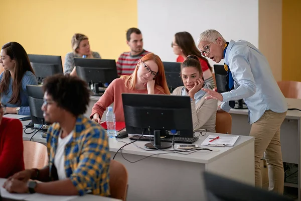 Kobieta Profesor Korygujący Pracę Studentów Wykładzie Informatycznym Klasie Komputerów Uniwersyteckich — Zdjęcie stockowe