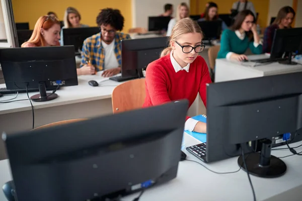 Estudantes Focados Trabalho Uma Palestra Informática Sala Aula Informática Universidade — Fotografia de Stock