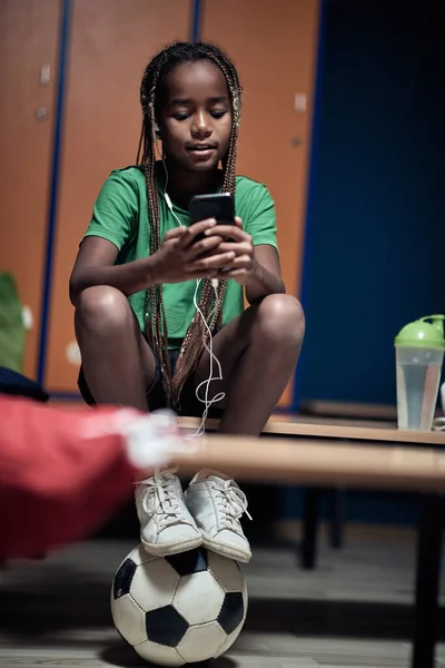 Pequeño Jugador Fútbol Disfrutando Música Teléfono Celular Esperando Entrenamiento Vestuario — Foto de Stock