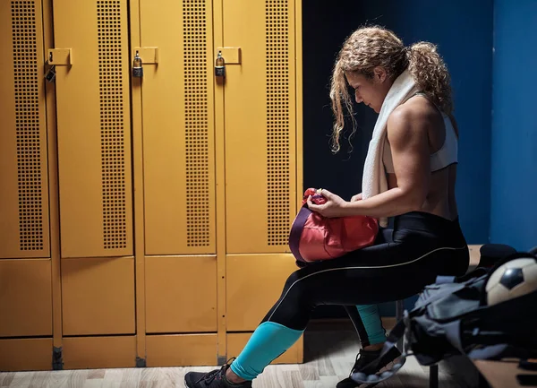 一个年轻的女运动员在更衣室里准备接受健身训练 — 图库照片