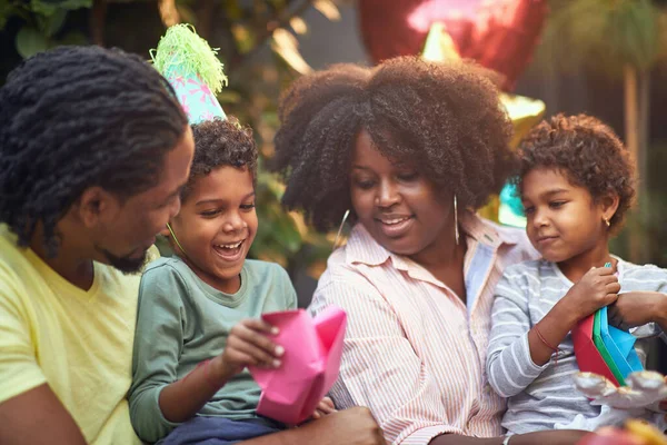 Família Afro Americana Brincando Juntos Festa Aniversário Com Chapéu Papel — Fotografia de Stock