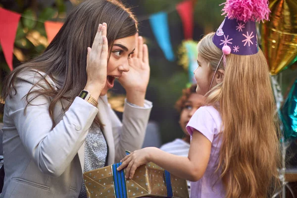 Güzel Beyaz Tenli Esmer Doğum Günü Partisinde Küçük Tatlı Sarışın — Stok fotoğraf