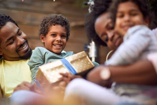 Close Van Verzamelde Afro Amerikaanse Familie Verjaardagsfeestje Zitten Glimlachen Samen — Stockfoto