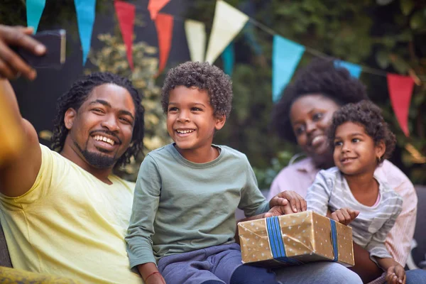 Jong Afro Amerikaanse Vader Nemen Selfie Met Zijn Familie — Stockfoto