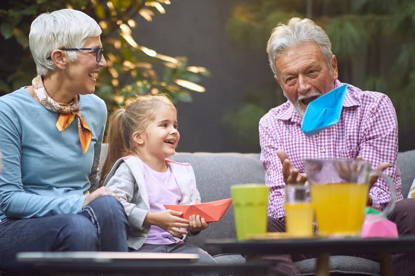 Grootvader Amuseert Zijn Kleindochter Vertelt Verhaal Kotst Neer Blauwe Papieren — Stockfoto