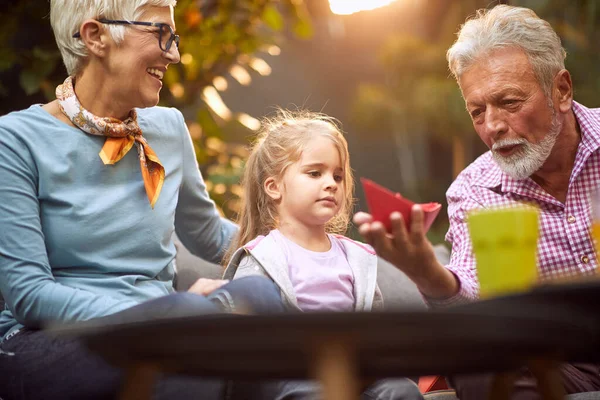 Abuelo Contar Historia Nieta Sosteniendo Mostrando Barco Papel — Foto de Stock