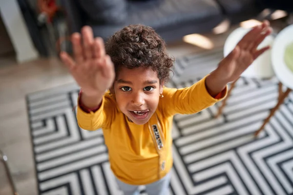 Χαριτωμένο Αφρο Αμερικανικό Παιδί Εσωτερικούς Χώρους Χέρια Ψηλά — Φωτογραφία Αρχείου
