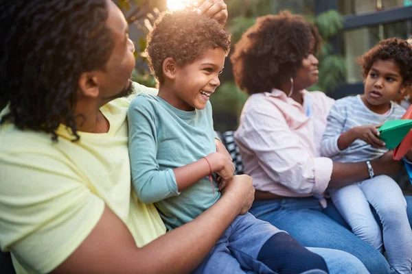 Afro Amerikaanse Ouders Met Kinderen Die Samen Plezier Hebben — Stockfoto