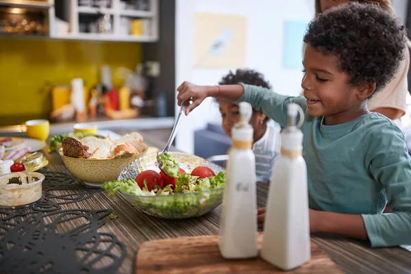 Anak Afro Amerika Kecil Mengambil Salad Dari Mangkuk Dapur — Stok Foto