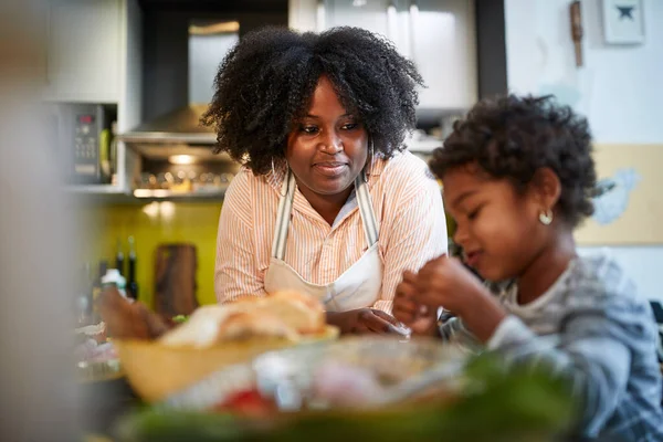 Αφρο Αμερικανική Μητέρα Κόρη Στην Κουζίνα — Φωτογραφία Αρχείου