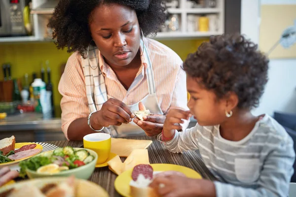 Moeder Met Vrouw Kind Keuken Met Diner — Stockfoto