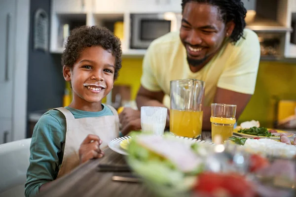 Heureux Mâle Enfant Avec Père Avoir Amusant Dîner — Photo