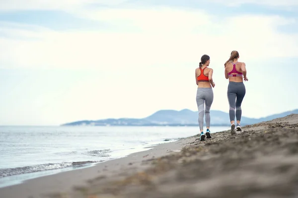 Les Jeunes Filles Qui Courent Sur Plage Par Beau Temps — Photo