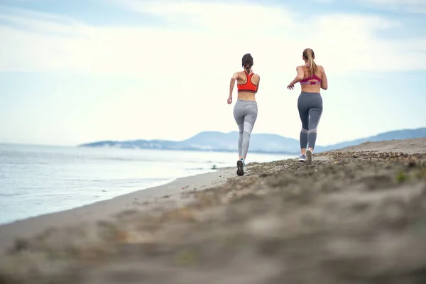 Chicas Jóvenes Corriendo Una Orilla Del Mar Tiempo Hermoso —  Fotos de Stock
