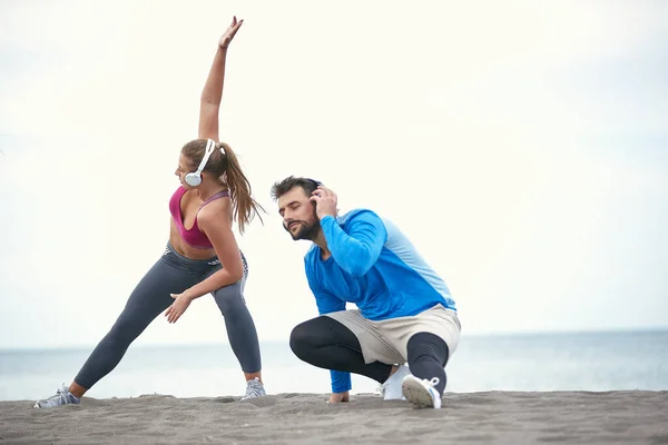 Paar Die Fitness Doen Het Strand Bij Mooi Weer — Stockfoto