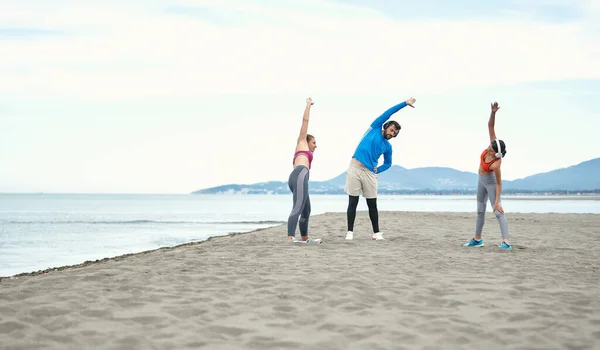 Vrienden Die Fitness Doen Met Muziek Het Strand Bij Mooi — Stockfoto