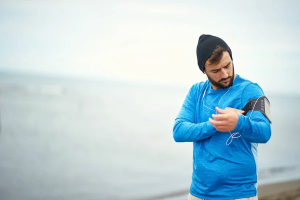 Młody Jogger Przygotowuje Się Joggingu Plaży — Zdjęcie stockowe