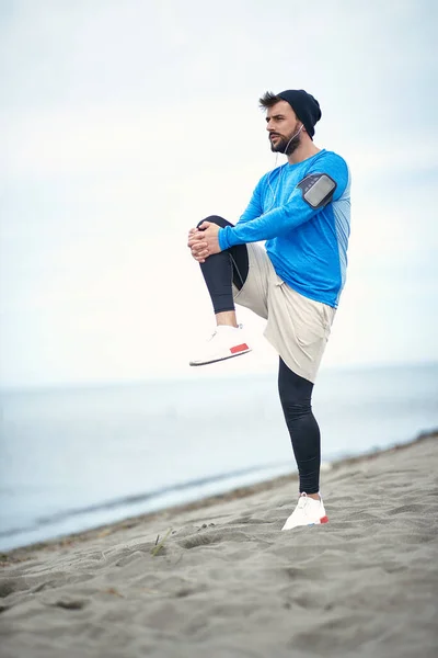 Giovane Jogger Worming Fare Jogging Sulla Spiaggia Con Bel Tempo — Foto Stock