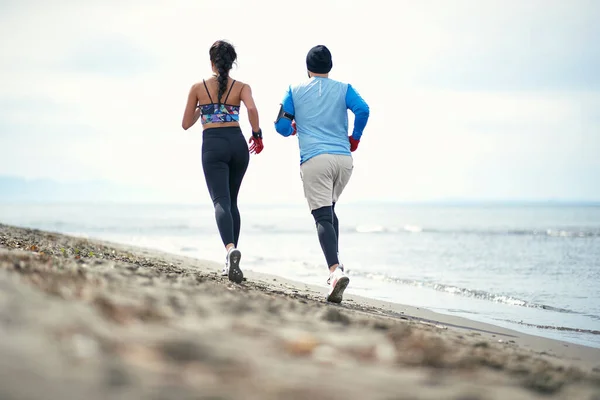 Junge Boxerin Und Ihr Trainer Joggen Bei Schönem Wetter Strand — Stockfoto