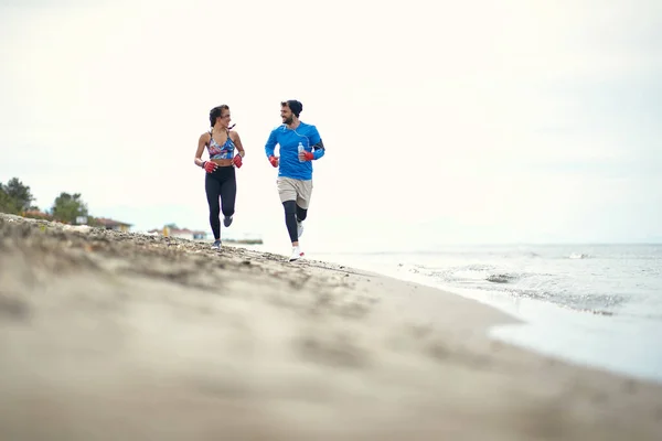 Ung Kvinnlig Boxare Och Hennes Tränare Joggar Stranden Vackert Väder — Stockfoto