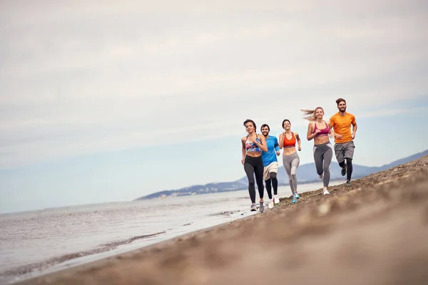 Groupe Jeunes Qui Courent Sur Rivage Par Beau Temps — Photo