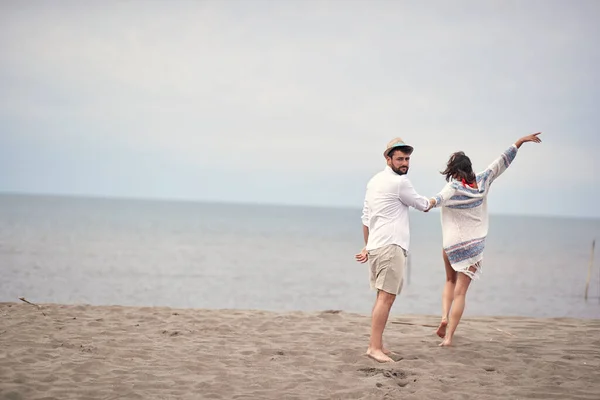 Młoda Para Pozuje Plaży Słoneczną Pogodę — Zdjęcie stockowe