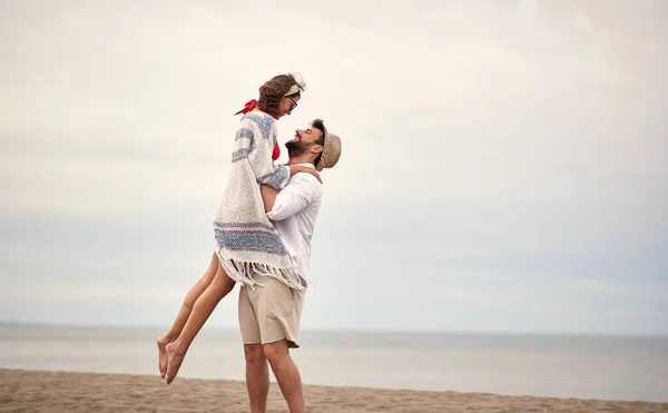 Νεαρό Ζευγάρι Ερωτευμένο Ρομαντικές Στιγμές Στην Παραλία Ηλιόλουστο Καιρό — Φωτογραφία Αρχείου