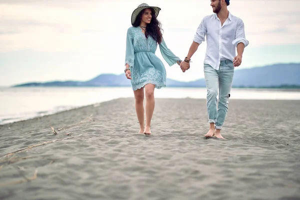 Casal Apaixonado Passeando Pela Praia Clima Bonito — Fotografia de Stock