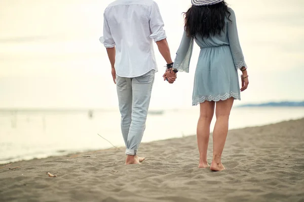 Jong Verliefd Stel Dat Het Strand Staat Bij Zonnig Weer — Stockfoto