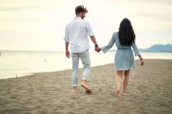 Pareja Joven Enamorada Momentos Encantadores Playa Con Clima Soleado —  Fotos de Stock