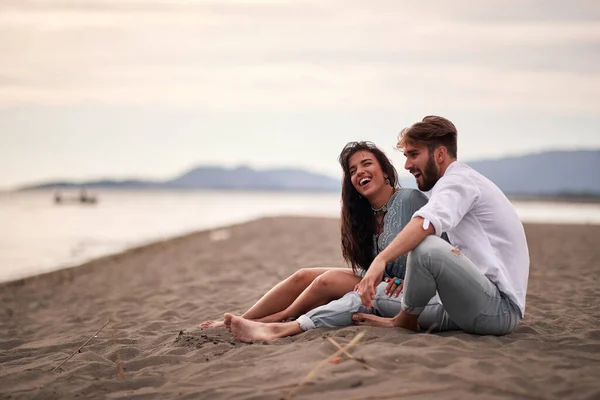 Junge Verliebte Sitzen Bei Schönem Wetter Strand — Stockfoto