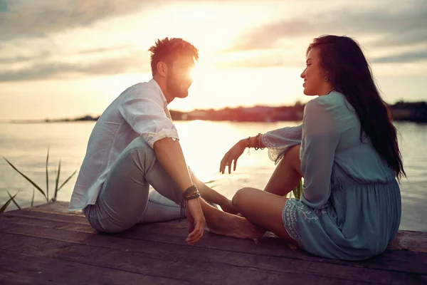 Pareja Joven Enamorada Disfrutando Puesta Sol Lago —  Fotos de Stock