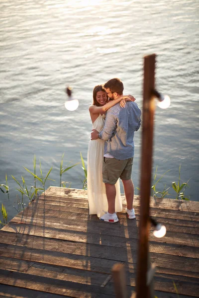 日没の湖で親密なダンスで恋に若いカップル — ストック写真