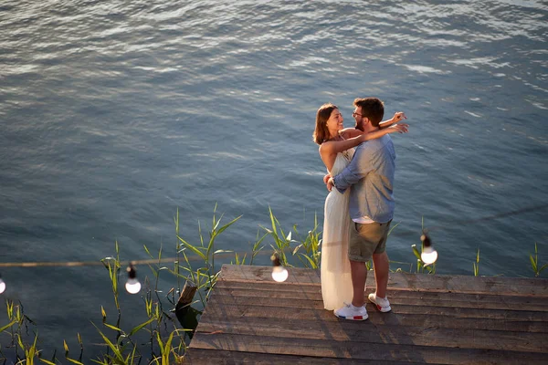 Lyckligt Par Dansar Stranden Sjön Vid Solnedgången — Stockfoto