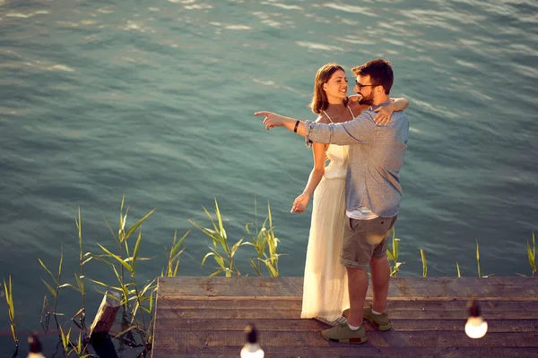 Giovane Coppia Sul Lago Abbraccio Amore Guardando Bellissimo Tramonto — Foto Stock