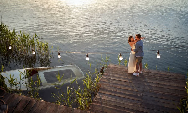 Pareja Feliz Bailando Atardecer Orilla Del Lago — Foto de Stock