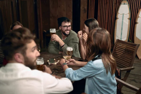 Vänner Ett Trevligt Samtal Baren Sjön Vacker Natt — Stockfoto