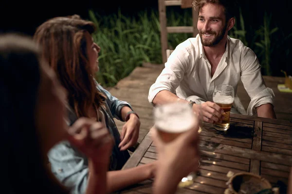 Homem Companhia Meninas Bar Lago Uma Bela Noite — Fotografia de Stock