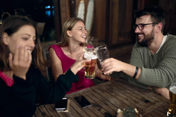 Man Njuter Skål Med Kvinnliga Vänner Baren Sjön Vacker Natt — Stockfoto