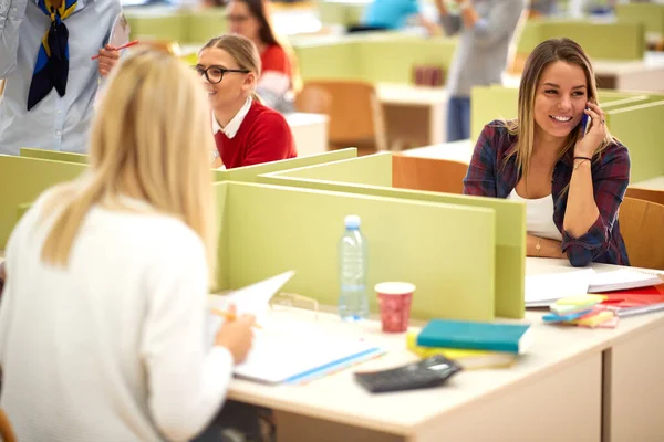 Kvinna Student Som Har Smartphone Samtal Vid Föreläsning Paus Ett — Stockfoto