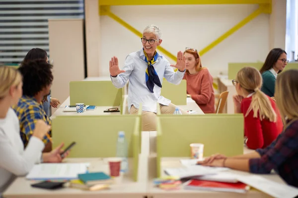 Female Professor Giving Explanation Lesson Students Lecture Classroom — Stock Photo, Image