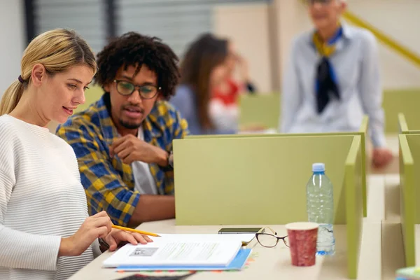 Onorevoli Colleghi Che Discutono Lezione Una Lezione Classe — Foto Stock