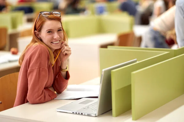 Studentka Pózující Fotografii Přednášce Třídě — Stock fotografie