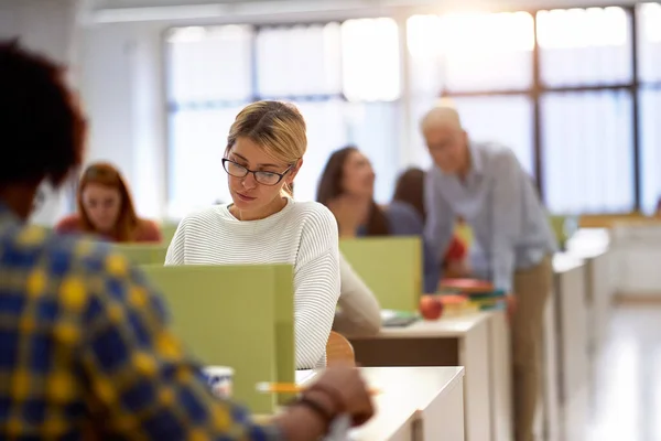 Kvinnlig Student Studerar Lektionen Föreläsning Klassrummet — Stockfoto