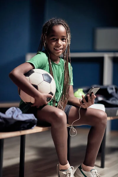 Pequeno Jogador Futebol Relaxando Com Música Antes Jogo — Fotografia de Stock