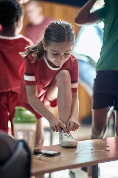 Liten Fotbollsspelare Förbereder Sig För Träning Ett Omklädningsrum — Stockfoto